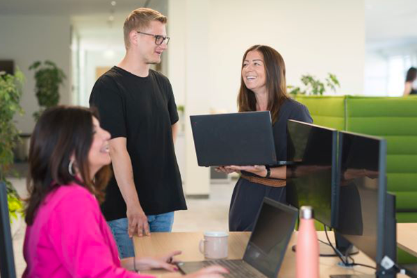 Collaborazione tra colleghi su un progetto in un ambiente di lavoro.