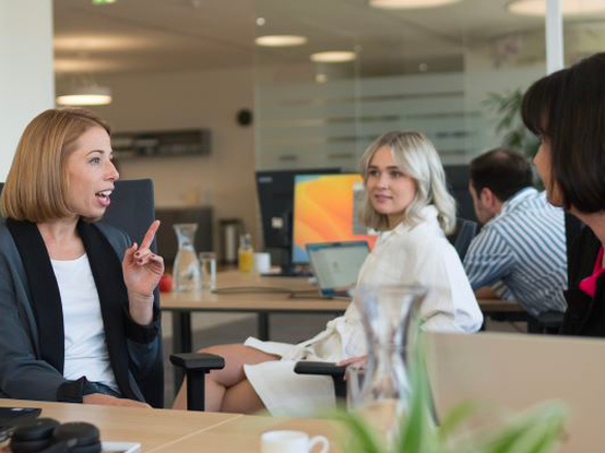 Conversazione informale in un ambiente lavorativo.