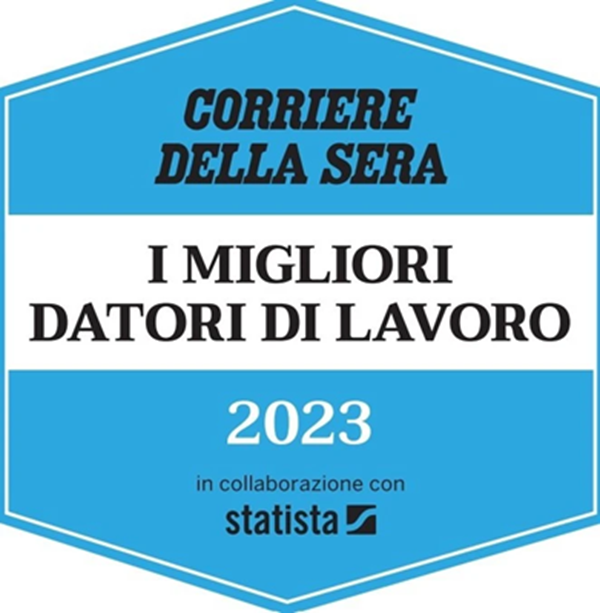 Distintivo blu e bianco con il testo "Corriere della Sera, I Migliori Datori di Lavoro 2023" e "in collaborazione con Statista."