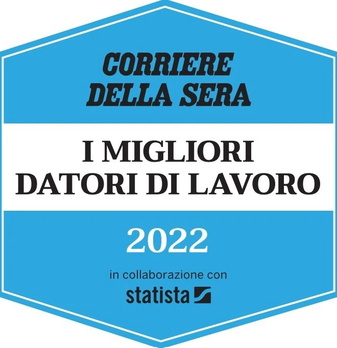 Distintivo blu e bianco con il testo "Corriere della Sera, I Migliori Datori di Lavoro 2022" e "in collaborazione con Statista."